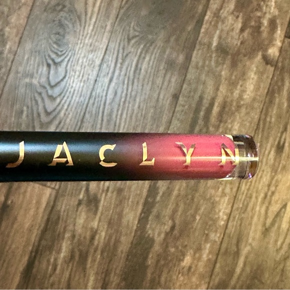 JACLYN BNIB BNWT Easy Peasy Poutspoken liquid lipstick full size - Picture 5 of 10